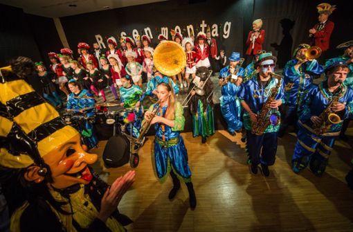 Mitglieder der Karnevalsgesellschaft Rosenmontag  am Montag bei ihrer Prunksitzung Foto: Lichtgut