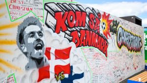 In Kopenhagen haben Fans Christian Eriksen an einer Wand Botschaften hinterlassen. Foto: AFP/JONATHAN NACKSTRAND