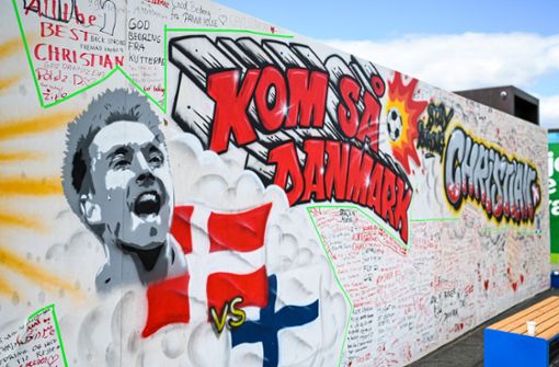 In Kopenhagen haben Fans Christian Eriksen an einer Wand Botschaften hinterlassen. Foto: AFP/JONATHAN NACKSTRAND