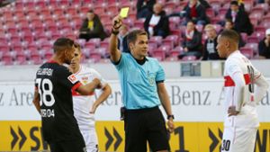 Gleiche Strafe für ungleiches Vergehen: Schiedsrichter Robert Hartmann zeigt dem VfB-Spieler Roberto Massimo (rechts) und Karim Bellarabi jeweils die Gelbe Karte. Foto: Baumann