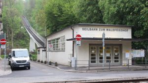 Direkt an der Straße liegt die Talstation der Seilbahn am Südheimer Platz. Foto: Bettina Künzler