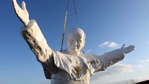 Kultfigur Johannes Paul: Aufbau einer Statue im polnischen Tschenstochau Foto: PAP