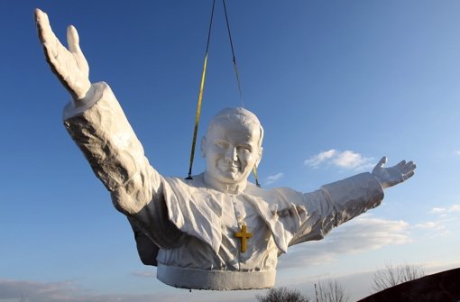 Kultfigur Johannes Paul: Aufbau einer Statue im polnischen Tschenstochau Foto: PAP