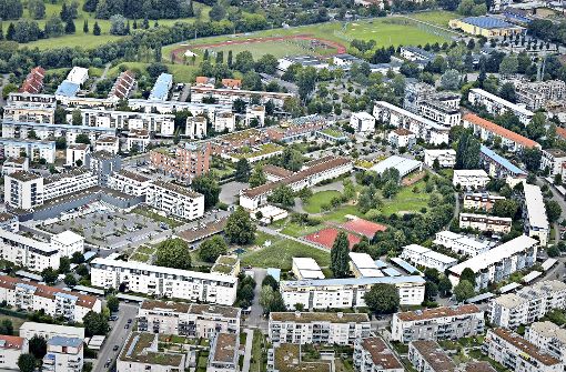 Auf dem Gelände neben dem Rewe-Markt (gelbes Gebäude am oberen Bildrand) sollen von Herbst 2018 an Sozialwohnungen entstehen. Foto:Kuhnle/Archiv. Foto:  