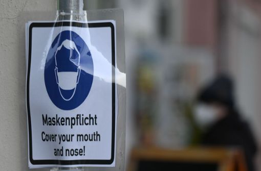 Ab Montag gilt in Läden und im ÖPNV eine schärfere Maskenpflicht. Foto: AFP/Christof Stache