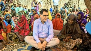 Gerd Müller im Gespräch mit Flüchtlingen in der von Dürre und Hunger geplagten Somali-Region in Äthiopien im April 2017 Foto: dpa
