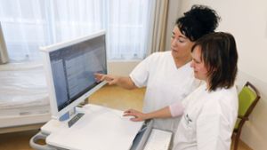 Zwei Krankenschwestern arbeiten mit einer elektronischen Patientenakte. Foto: imago/Jochen Eckel
