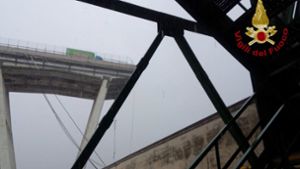 Die Autobahnbrücke stürzt auf einer Länge von etwa 100 Metern ein. Foto: Vigili del FuocoVerifizierter Ac