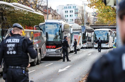 Etwa 350 Fans des VfB Stuttgart wurden noch vor dem Spiel in Dortmund wieder nach Hause geschickt. Foto: dpa/Alex Talash