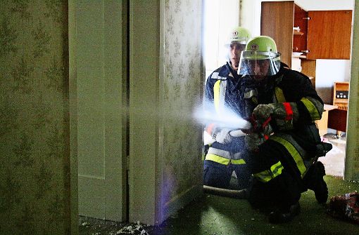 Übungseinheiten, wie hier in einem leerstehenden Haus in Weilimdorf, sind fester Bestandteil der Ausbildung der Feuerwehr. Foto: Archiv
