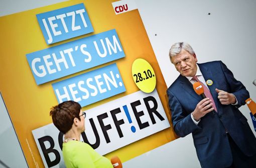 „Hessen ist anders“, sagt Ministerpräsident Volker Bouffier  im Wahlkampf, hier mit Unions-Generalsekretärin Annegret Kramp-Karrenbauer. Foto: dpa