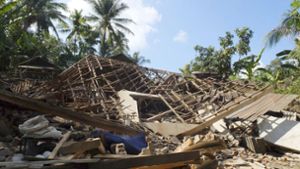 Nach dem erneuten schweren Erdbeben vor der indonesischen Insel Lombok ist die Zahl der Toten gestiegen. Foto: AP