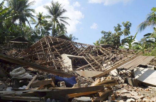 Nach dem erneuten schweren Erdbeben vor der indonesischen Insel Lombok ist die Zahl der Toten gestiegen. Foto: AP