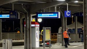 Ersthelfer stehen am Bahnhof Karlsruhe-Durlach. Foto: dpa/Aaron Klewer