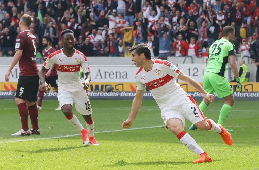 Mit seinem Treffer zum 2:3 bringt Emiliano Insua den VfB Stuttgart zurück ins Spiel. Foto: Pressefoto Baumann