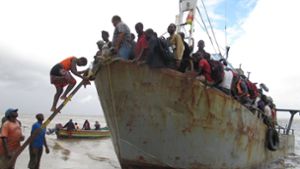Ein Boot mit etwa 100 Menschen, die aus der überfluteten Region Búzi in Mosambik gerettet wurden, legt am Strand an. Das Schiff hatte zuvor den Hafen von Beira wegen der rauen See nicht erreichen können. Foto: Kate Bartlett/dpa