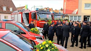 Die drei Löschfahrzeuge sowie   ein Werkstatt- und ein Kommandowagen sind bei der Feuerwehr in Filderstadt mit Blumenschmuck begrüßt worden. Foto: Caroline Holowiecki