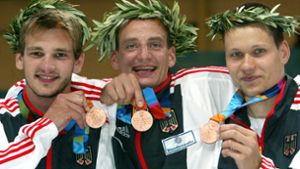 Damals in Athen: das deutsche Degenteam mit Sven Schmid, Daniel Strigel und Jörg Fiedler (von links) bejubelte  die Bronzemedaille. Foto: dpa//Jens Wolf