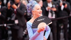  Wow-Auftritt mit blauen Haaren in Cannes