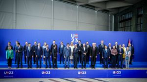 Die Staats- und Regierungschefs stehen für das Familienfoto beim Informellen EU-Gipfel zusammen. Foto: Kay Nietfeld/dpa/Kay Nietfeld