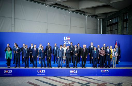 Die Staats- und Regierungschefs stehen für das Familienfoto beim Informellen EU-Gipfel zusammen. Foto: Kay Nietfeld/dpa/Kay Nietfeld