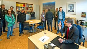 Von seinem neuen Büro aus leitet der Bürgermeister Matthias Schöck die Geschicke Hildrizhausens. Foto: factum/Weise