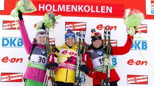Magdalena Neuner (Mitte) feiert ihren 30. Weltcupsieg. Der Biathlon-Star siegt vor der zweitplatzierten Darya Domracheva (links) aus Weißrussland und der Norwegerin Tora Berger (rechts) auf dem dritten Platz. Foto: dpa