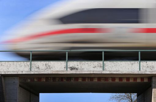 Der Umbau der Bahn in Deutschland muss laut Experten schneller erfolgen. Foto: dpa
