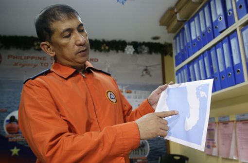Ein Sprecher der Küstenwache in Manila zeigt auf einer Karte den Unglücksort. Foto: AP
