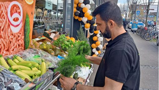 Geschäftsführer Arkan Salahaddin-Ahmed vor dem neuen Lebensmittelgeschäft nahe des Fellbacher Bahnhofs Foto: Eva Schäfer