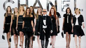 Chanel-Designer Karl Lagerfeld umgeben von Models auf einer Modenschau Foto: EPA