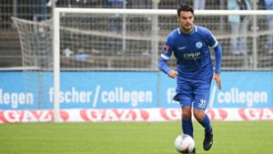 Julian Leist von den Stuttgarter Kickers am Ball Foto: Pressefoto Baumann/Alexander Keppler