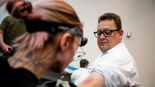 Stefan Schwartze lässt sich ein Organspende-Tattoo stechen. Foto: Fabian Sommer/dpa