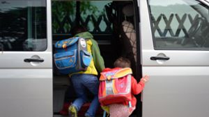 Immer mehr Kinder werden von ihren Eltern mit dem Auto bis vor die Schule gefahren. Das will das Land jetzt eindämmen. Foto: dpa/Ralf Hirschberger