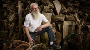 Eicke Rossow und sein Holz Foto: /Gottfried Stoppel
