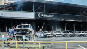 In  Noumea, Neukaledonien, sind Autos und eine Renault-Filiale in Flammen aufgegangen. Foto: dpa/Theo Rouby