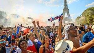 Paris im Ausnahmezustand: Bei der größten Public-Viewing-Veranstaltung nahe des Eiffelturms bejubeln die Franzosen ihre Nationalmannschaft und den Weltmeistertitel. Foto: Getty