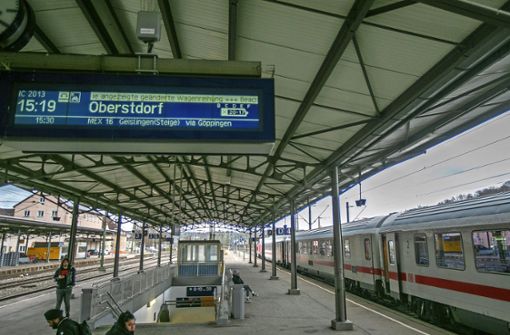 Mit dem Intercity in die Berge: Der tägliche Fernzug nach Oberstdorf ist eine der wenigen verbliebenen überregionalen Verbindungen am Plochinger Bahnhof. Foto: Roberto Bulgrin