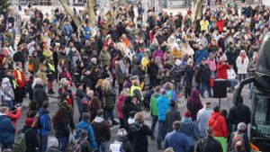 In Pforzheim haben sich zahlreiche Menschen zur Protestkundgebung versammelt. Foto: SDMG/SDMG / Gress