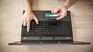 Wer online mit der Kreditkarte bezahlen möchte, muss künftig mehr Sicherheitsaspekte beachten. Foto: stock.adobe.com