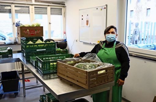Birsen  Çiftçi hilft im Tafelladen Feuerbach beim Sortieren von Salat, Obst und Gemüse mit. Foto: Georg Friedel