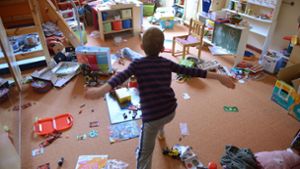 Ob Boden, Möbel oder Wandfarben: Viele Baustoffe können ausdünsten. Mit der richtigen Materialauswahl lässt sich die Schadstoffbelastung im Kinderzimmer gering halten. Foto: dpa-Zentralbild