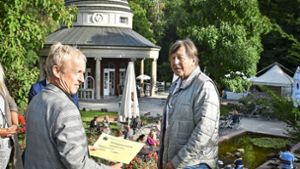 Volker Schirner (links) mit  Claus Endmann vor dem Teehaus Foto: Lichtgut/Ferdinando Iannone