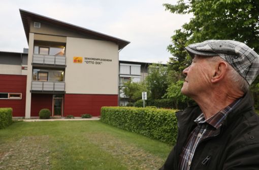 Der 84 Jahre alte Rentner Alfons Blum steht vor dem Seniorenpflegeheim Otto Dix. In diesem Heim wohnt seine Ehefrau. Foto: dpa/Bodo Schackow