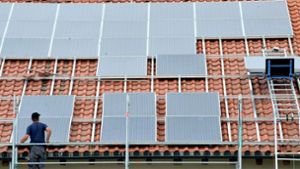 Eine Solarpflicht beim Hausbau könnte Teil des neuen Klimaschutzgesetzes in Baden-Württemberg werden. (Symbolbild) Foto: picture alliance / dpa/Rolf Haid