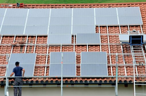 Eine Solarpflicht beim Hausbau könnte Teil des neuen Klimaschutzgesetzes in Baden-Württemberg werden. (Symbolbild) Foto: picture alliance / dpa/Rolf Haid