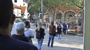 Am Montag reichten die Warteschlangen vor dem Bezirksrathaus in Stuttgart-Vaihingen bis zur Tiefgarage am Markt. Foto: privat