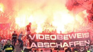 Die Fans des VfB beim Relegationsspiel in Berlin an der Alten Försterei. Foto: dpa