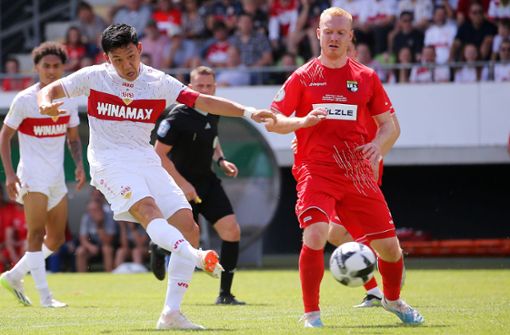 Wataru Endo (li.) hat mit dem VfB Stuttgart di zweite Pokalrunde erreicht. Foto: Pressefoto Baumann/Julia Rahn