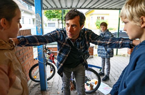 Schluss mit den Streitereien: Der Sozialarbeiter  Anton Leu (Ludwig Trepte) versucht, die wütenden Kinder zu beruhigen.  Foto: SWR/Christian Koch